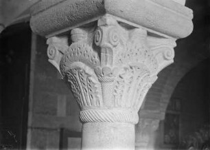 Zwei Kapitelle mit Blattornamenten