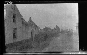 Bei Messines (=Mesen, Belgien), Wytsetate (=Wijtschate, Belgien),. Houthem (Belgien), Warneton (Dep. Nord, Frankreich) oder Loos (Dep. Nord, Frankreich): Gebäuderuinen