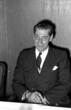 Freiburg: Prinz Nicolae; Portrait, am Tisch