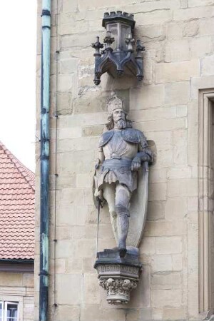 Statuen deutscher Kaiser: links: Sigismund