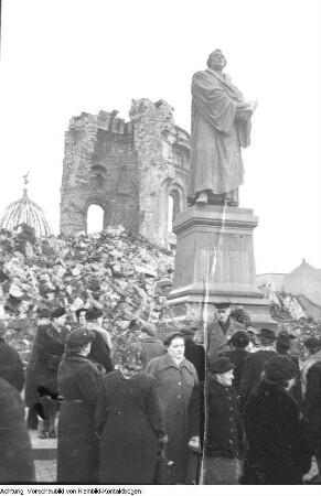 Dresden, Neumarkt. Dresdner Kreuzchor am Lutherdenkmal vor der Ruine der Frauenkirche, u.a., um 1946