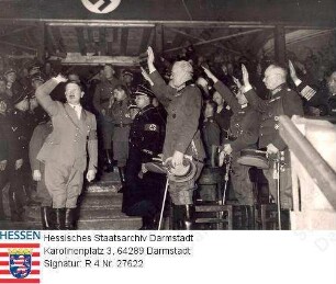Frankfurt am Main, 1936 März 16 / NS-Kundgebung in der Festhalle / Gruppenaufnahme v.l.n.r.: Adolf Hitler (1889-1945), Reichskriegsminister Freiherr Werner von Blomberg (1878-1946) und Oberbefehlshaber der Wehrmacht Freiherr Werner von Fritsch (1850-1939)