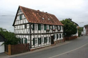 Ehemalige Schule (Fachwerkwohnhaus); Altenstadt, Mittelstraße 33