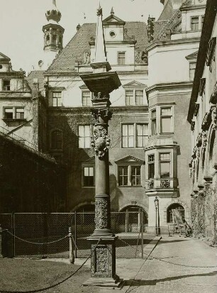 Dresden, Stallhof : Dresden, Stallhof. Blick über die Stechbahn auf das Georgentor, rechts der Lange Gang mit den gerade geöffneten Araden