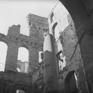 Dresden nach der Bombardierung vom 13./14. Februar 1945. Ruine der Sophienkirche am Postplatz. Inneres