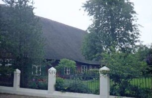 Alte Dorfstraße 11: Fachwerkhaus mit Reetdach: Traufseite