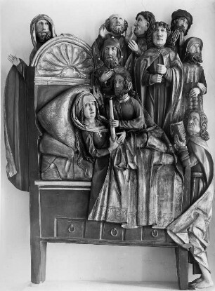 Der Tod Mariä mit neun Aposteln : Der Tod Mariä mit neun Aposteln. Schnitzrelief (1451/1550). Meersburg, Burg Meersburg