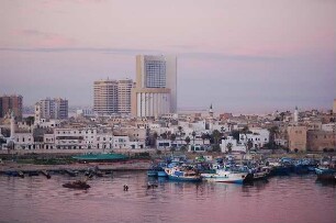 Tripolis - Hafen und Stadt : Fischereihafen von Tripolis, Libyen, aufgenommen 2006