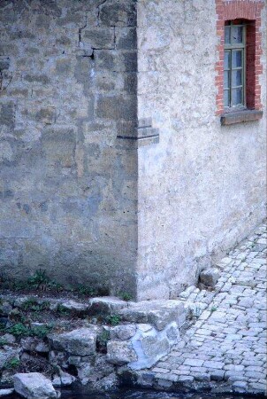 Detail voriges Bild: Hochwassermarke an einem Gebäude am Ilmufer