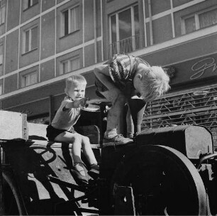 Dresden-Striesen, Borsbergstraße. Zwei kleine Jungen klettern auf einer Dampfwalze herum