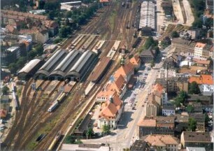 Görlitz. Bahnhof mit Empfangsgebäude (1914-1917). Luftbild-Schrägaufnahme von Ostnordost