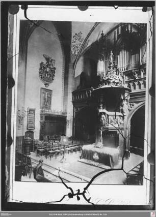 Weißfrauenkirche: Inneres mit Altar, Kanzel und Orgelprospekt