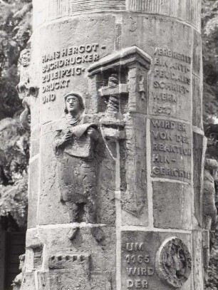 Säule mit Motiven aus der Geschichte Leipzigs