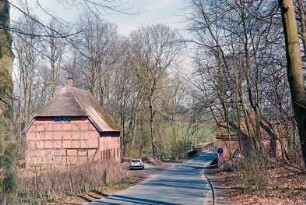 Nütschau: Schloßstraße 43: ehemalige Kornwassermühle: mit Reetdach: rechts Nebengebäude: hinten Mitte Brücke mit Holzgeländer