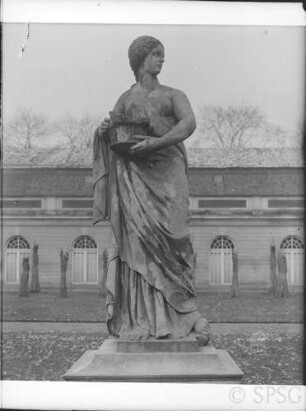 Berlin, Schloss Charlottenburg, Statue vor der Orangerie: Pomona.