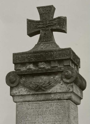 Denkmal für die Gefallenen des 1. Weltkrieges : Denkmal für die Gefallenen des 1. Weltkrieges (nach 1918). Bekrönung mit Kreuz. Krauschwitz (Krušwica)-Pechern