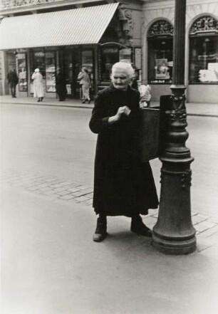 Dresden. Altmarkt, Alte Frau, im Hintergrund das Altstädter Rathaus und die Schaufenster der Löwenapotheke