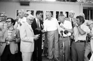 26. Tagung 1976 Physiker; Maikäferrede: Antony Hewish, von Brian D. Josephson, Willis E. Lamb, vorn Adolf Butenandt, Leo Esaki, Ernst O. Fischer, Rudolf L. Mößbauer, hinten Alfred Kastler, Ivar Giaever, Robert S. Mulliken