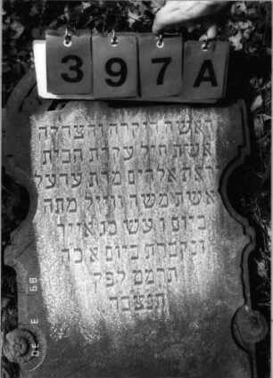 Grabstein 397 (Index: 99792068) Material: Sandstein Zustand: gut, Stele liegend Maße HxBxT: 83x49x16 cm Beschreibung: eingeschnürte Stele, Segmentbogenabschluß Symbolik: Blüten, Scheibenfries: Grabstein 397A