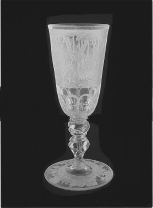 Pokal mit Darstellung des Orpheus unter den Tieren : Pokal mit Darstellung des Orpheus unter den Tieren. Glas, farblos, Matt- und Klarschnitt, Rubin- und Goldfadeneinschluß; Höhe 35 cm. Dresden, 1710/1715. Prag: Kunstgewerbemuseum 10.128. Haase (1988) Kat.Nr.121