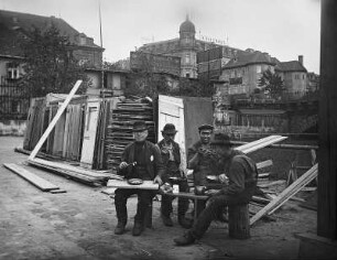 Dresden-Neustadt. Essende Arbeiter auf einer Baustelle zwischen Blockhaus und alter Augustusbrücke