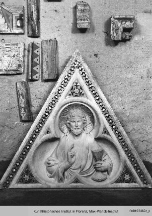 Giebel mit Intarsien und Eucharistischem Christus im Dreipaß