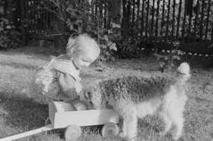 Ein kleines Mädchen und Rössings Hund