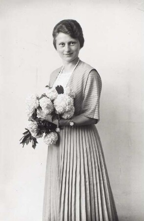 Hulda Hanisch (Ehefrau des Fotografen) in einem Tageskleid mit Plisseerock