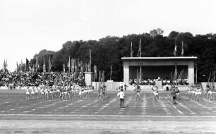 Sportveranstaltung auf der Reichsnährstandausstellung 1939 : Eine Gymnastik-Sportveranstaltung auf dem Großen Ring im Rahmen der 5. Reichsnährstand-Ausstellung 1939 in Leipzig.