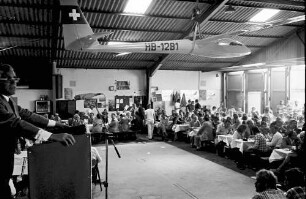 Freiburg: Hangar mit Gästen; Gesamtansicht