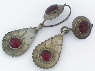 Ohrring (Ohrhänger in Tropfenform mit roten Glasflüssen)