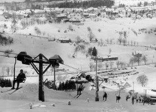 Deutschland. Skigebiet um St. Andreasberg im Harz. Wintersportler lassen sich mit einem Skilift den Hang hinauf befördern. Im Anschluss geht es wieder talwärts.