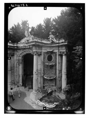Potsdam. Park Sanssouci. Neptungrotte (1751-1757; G. W. Knobelsdorff, Erneuerung 1841 und 1898 / 1754-1760; J. P. Benkert). Außenansicht