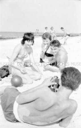 Junge Urlauber beim Eisessen am Strand von Zingst