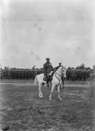 Parade : Mann auf Pferd in Militäruniform während einer Parade.