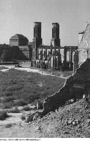 Dresden, Altmarkt. Neubebauung, Walter Weidauer auf der Baustelle - Blick zur Ruine der Sophienkirche, September 1953