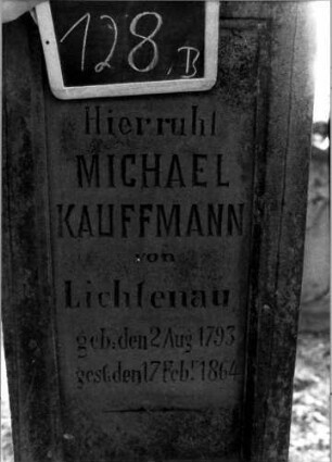 Grabstein 128 (Index: 100111262) Material: Sandstein Zustand: leicht verwittert mit Textverlust, beschädigt Maße HxBxT: 194x60x49 cm Beschreibung: Stele, getreppter Sockel, Abdeckplatte mit Volutenaufsatz, rechteckige Schriftfelder eingetieft Symbolik: Blüten, Voluten: Grabstein 128B