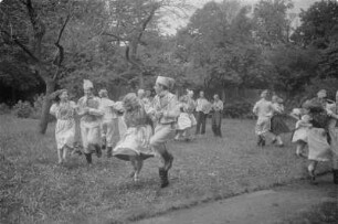 Sorbisches Jugendensemble der Sorbischen Oberschule Bautzen. : Prěnja serbska kulturna brigada Serbskeje wyšeje šule w Budyšinje.