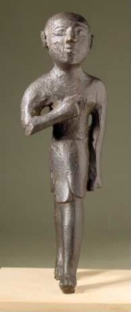 Statuette eines schreitenden Mannes mit herabgelassener Linken; ... (Achtung: Richtige Nr.: Misc. 8422)