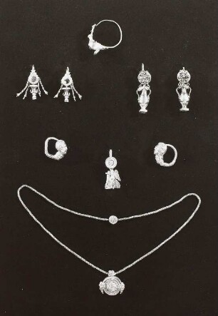 Ohrschmuck und Halskette