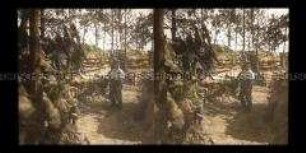 Soldaten im Graben am Waldrand