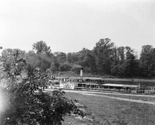Raddampfer "Stadt Wehlen" : Presonen-Seitenraddampfer "Stadt Wehlen" am Schloss Pillnitz