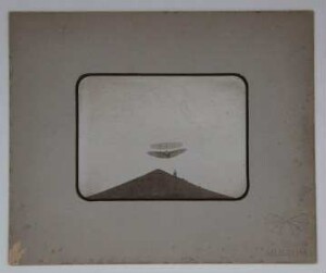 Lilienthal mit kleinem Doppeldecker (f0656)