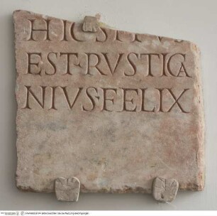 Tafelfragment mit Grabinschrift "HIC SITVS // EST RVSTICA // NIVS FELIX"