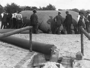 Eine Fahrt im Luftballon : Deutschland. Eine Fahrt im Luftballon. Der Füllschlauch mit dem wenig angefüllten Ballon