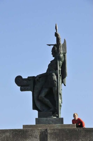 Denkmal für Ingólfur Arnarson in Reykjavik : Islands erstem ständigen Siedler Ingólfur Arnarson ist auf einem Hügel im Zentrum der Hauptstadt Reykjavik dieses Denkmal gesetzt worden. Aufgenommen am 29. Mai 2012