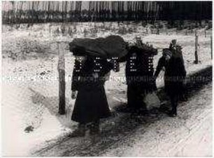 Frauen beladen mit Brennholz aus dem Grunewald