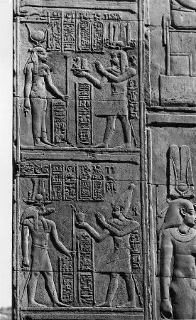 Kom Ombo. Doppelheiligtum des Sobek und des Haroeris (310ante/30ante, 500ante/395). Rückwand des dritten Vorsaales mit Reliefs: Ptolemäus VI. opfert vor Hathor (oben) und vor Sobek (unten)