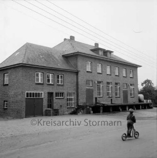 Meierei-Genossenschaft Todendorf-Mollhagen: 75-jähriges Jubiläum: Betriebsgebäude mit Laderampe: vorn rechts Kind mit Roller auf Hof