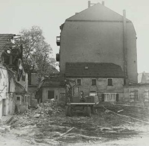 Dresden-Leuben, Pirnaer Landstraße 121 und 123. Abriß des Wohnhauses (Nr. 121). Blick über die Abrißlücke gegen Wohnhaus mit Ladenanbau (Nr. 123) (1851/1900)